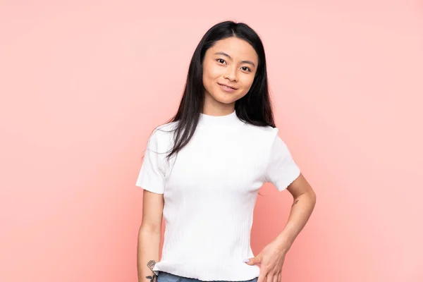 Adolescente Mujer China Aislada Sobre Fondo Rosa Riendo — Foto de Stock