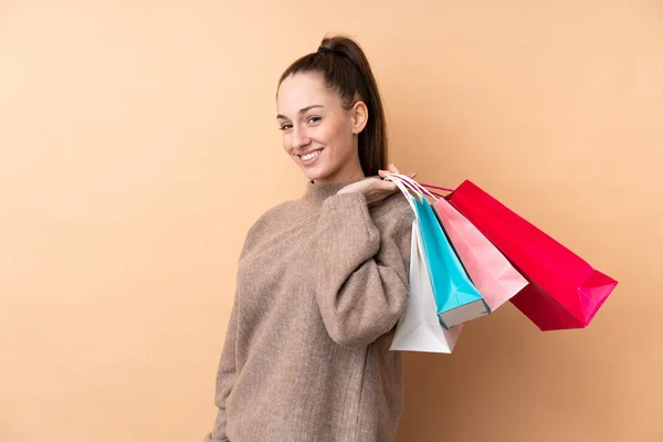 Jong Brunette Vrouw Geïsoleerde Achtergrond Holding Shopping Tassen Glimlachen — Stockfoto
