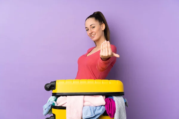 Traveler Woman Suitcase Full Clothes Isolated Purple Background Inviting Come — Stock Photo, Image