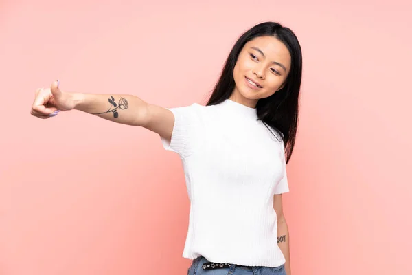 Teenager Chinesische Frau Isoliert Auf Rosa Hintergrund Gibt Einen Daumen — Stockfoto