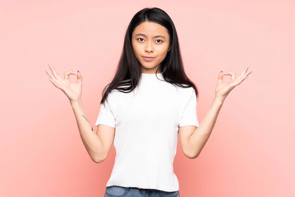 Teenager Chinesin Isoliert Auf Rosa Hintergrund Zen Pose — Stockfoto