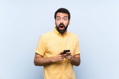 Mavi arka planda sakallı genç adam şaşırdı ve bir mesaj gönderiyor.