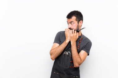 Önlüklü berber gergin ve korkmuş bir şekilde elleriyle suni teneffüs yapıyor.