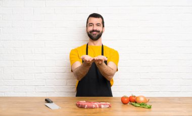 Şefin elinde fotokopi makinesi var. İlan vermek için avucunda hayali bir şey var.