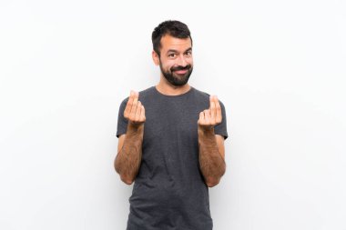 Soyutlanmış beyaz bir geçmişi olan yakışıklı genç adam para hareketi yapıyor.