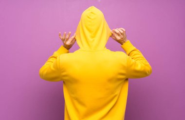 Sarı sweatshirt ile Yakışıklı adam