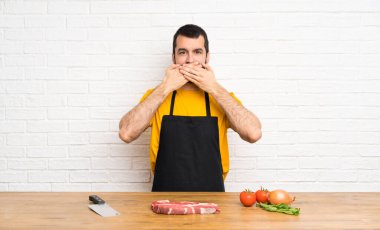 Şef elleriyle ağız kapsayan bir mutfak tutarak