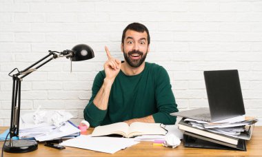 Öğrenci adam bir fikir düşünüyor.