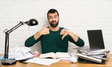 Öğrenci adam iyiye kötüye işaret veriyor. Evet ya da hayır arasında kararsız