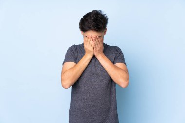 Yorgun ve hasta bir ifadeyle soyutlanmış Arap yakışıklı bir adam.