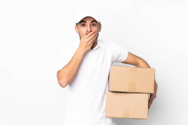 Teslimatçı Arap adam mavi arka planda, şaşırmış yüz ifadesi ile izole edilmiş.