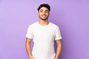 Arap yakışıklı bir adam soyutlanmış arka planda gülüyor