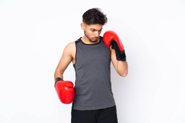 Beyaz arka planda boks eldivenleriyle izole edilmiş Arap spor adamı.