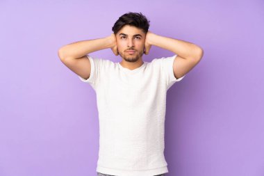 Münzevi geçmişi olan yakışıklı Arap bir adam hayal kırıklığına uğramış ve kulaklarını kapatmış.