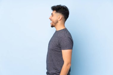 Arap yakışıklı adam izole edilmiş arka planda kahkahalar atıyor