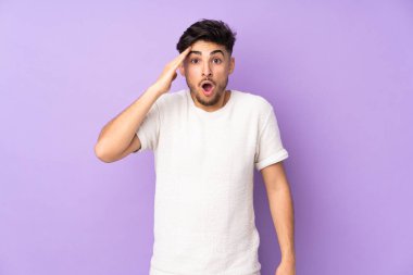 Soyutlanmış geçmişi olan yakışıklı Arap bir adam bir şey fark etti ve çözümü arıyor.