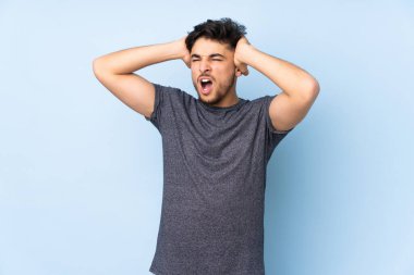 Münzevi geçmişi olan yakışıklı Arap bir adam bunalıma girmiş.