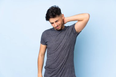 Boyun ağrısı olan, soyutlanmış bir geçmişi olan Arap yakışıklı bir adam.