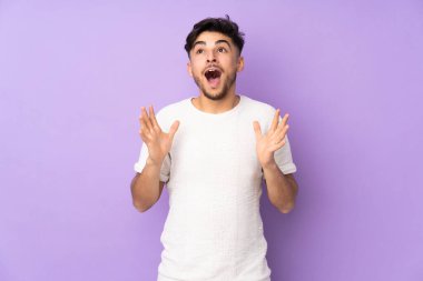 Yüzü şaşırmış, izole edilmiş, Arap yakışıklı bir adam.