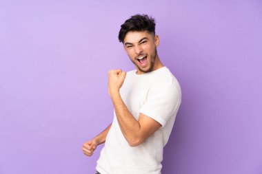 Bir zaferi kutlayan Arap yakışıklı bir adam izole edilmiş.