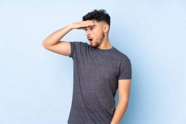 Arap yakışıklı bir adam, izole edilmiş geçmişine bakarak sürpriz jest yapıyor.