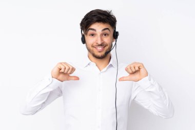 Tele pazarlamacı Arap bir adam beyaz arka planda izole edilmiş gururlu ve kendini beğenmiş bir kulaklıkla çalışıyor.