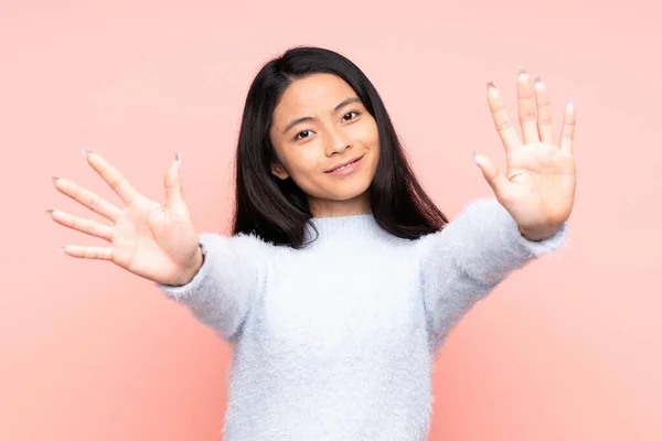 Έφηβος Κινέζα Γυναίκα Απομονωμένη Ροζ Φόντο Μετρώντας Δέκα Δάχτυλα — Φωτογραφία Αρχείου