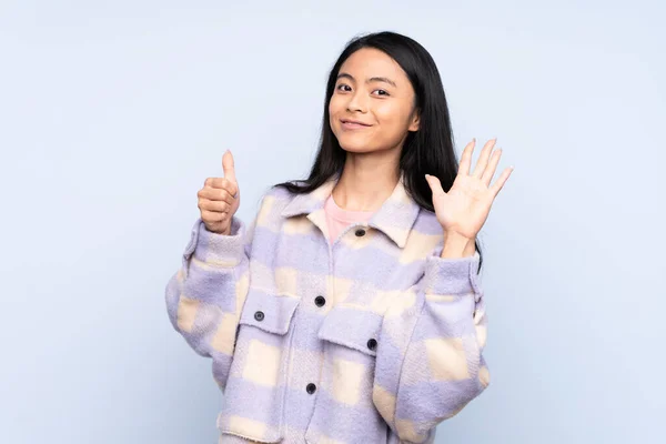 Genç Çinli Kadın Mavi Arka Planda Izole Edilmiş Parmakları Olan — Stok fotoğraf