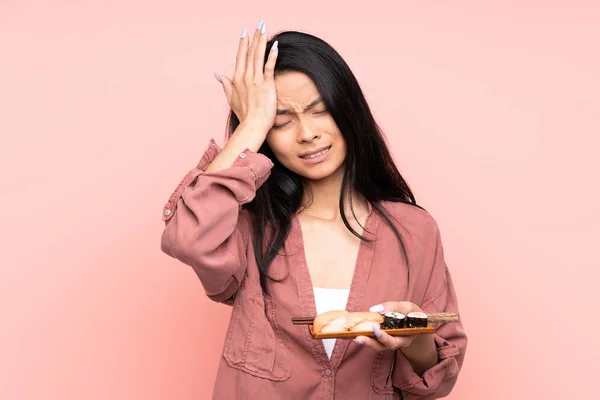 Teenager Asiatische Mädchen Essen Sushi Isoliert Auf Rosa Hintergrund Mit — Stockfoto