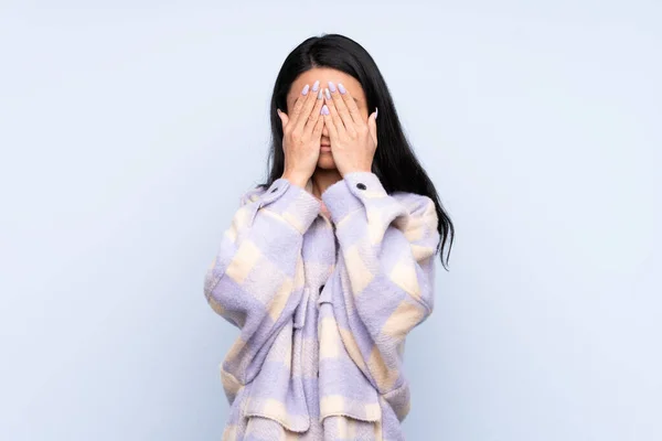 Teenager Číňanky Izolované Modrém Pozadí Zakrývající Oči Rukama — Stock fotografie