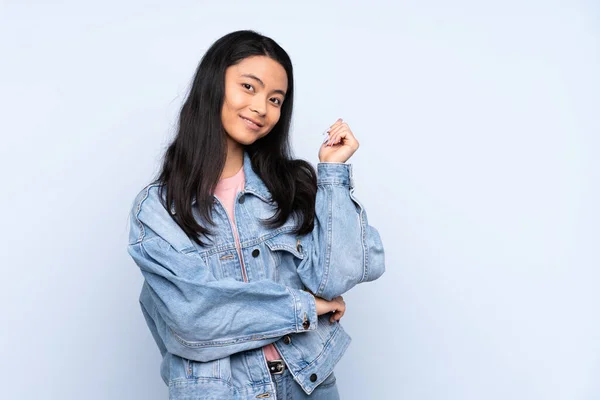 Teenager Chinesische Frau Isoliert Auf Blauem Hintergrund Glücklich Und Zeigt — Stockfoto