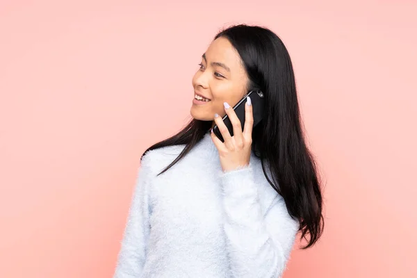 Teenager Čínská Žena Izolované Růžovém Pozadí Udržet Rozhovor Mobilním Telefonem — Stock fotografie