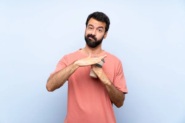 Jovem Com Barba Segurando Café Take Away Sobre Fundo Azul — Fotografia de Stock