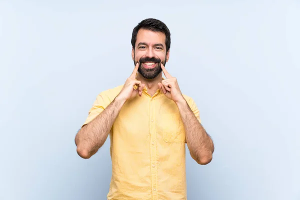 Junger Mann Mit Bart Auf Isoliertem Blauem Hintergrund Lächelt Mit — Stockfoto