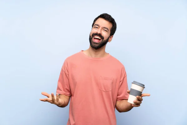 Jongeman Met Baard Houdt Een Take Away Koffie Geïsoleerde Blauwe — Stockfoto