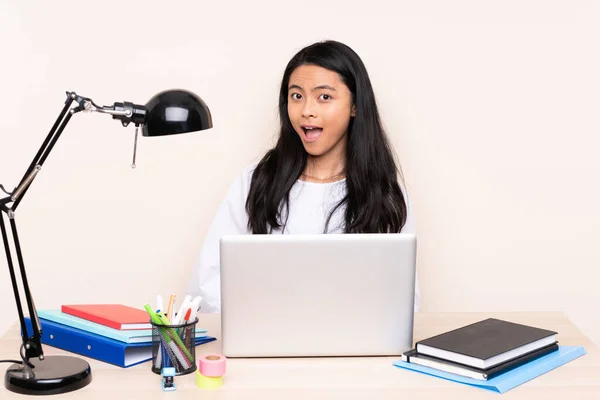 Studentin Asiatische Mädchen Einem Arbeitsplatz Mit Einem Laptop Isoliert Auf — Stockfoto
