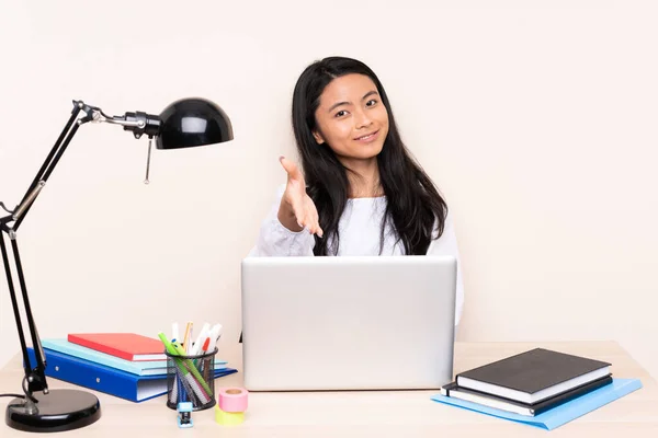 Student Asiatisk Flicka Arbetsplats Med Bärbar Dator Isolerad Beige Bakgrund — Stockfoto
