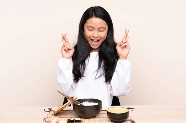 Teenager Asiatische Mädchen Essen Asiatische Lebensmittel Isoliert Auf Beige Hintergrund — Stockfoto