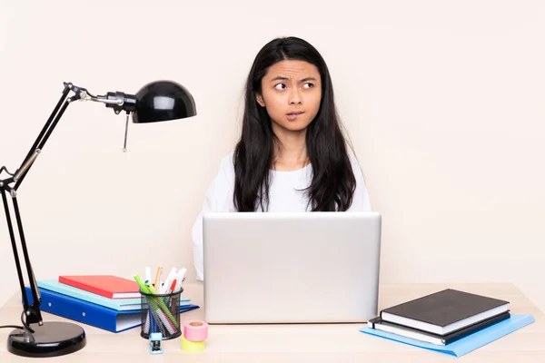 Student Asijské Dívka Pracovišti Notebookem Izolované Béžovém Pozadí Matoucí Výraz — Stock fotografie