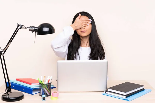 Estudiante Chica Asiática Lugar Trabajo Con Ordenador Portátil Aislado Sobre — Foto de Stock