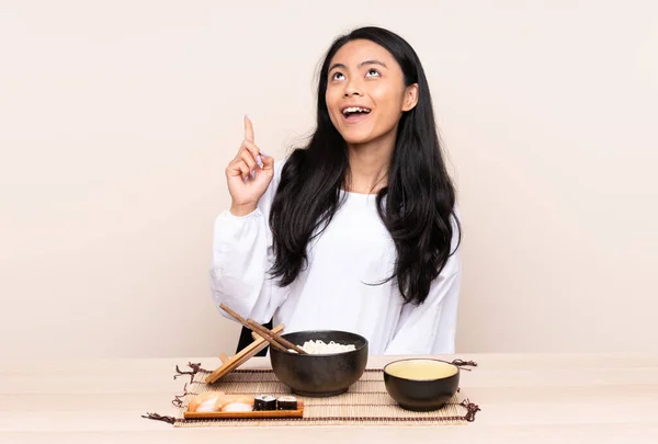 Έφηβη Ασιάτισσα Που Τρώει Ασιατικό Φαγητό Απομονωμένη Μπεζ Φόντο Δείχνοντας — Φωτογραφία Αρχείου