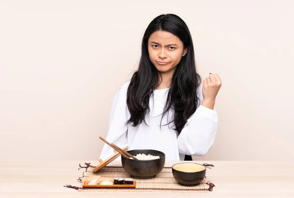 Tiener Aziatische Meisje Eten Aziatisch Eten Geïsoleerd Beige Achtergrond Met — Stockfoto