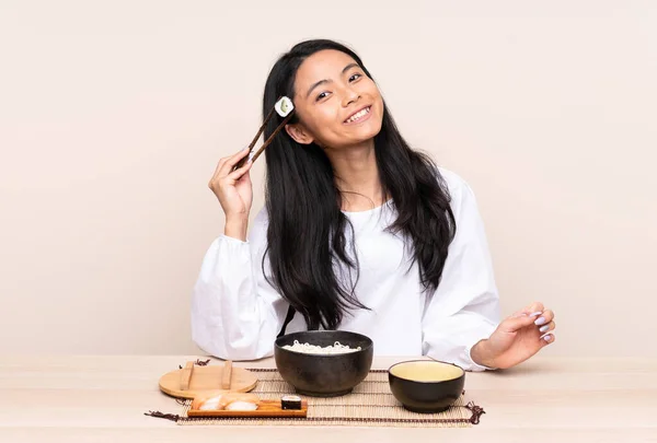 Teenager Asiatische Mädchen Essen Asiatische Lebensmittel Isoliert Auf Beigem Hintergrund — Stockfoto