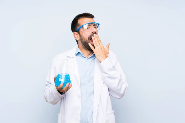 Frasco Laboratorio Retención Científica Joven Sobre Fondo Aislado Bostezando Cubriendo —  Fotos de Stock