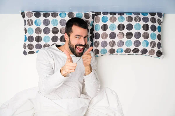 Hombre Cama Vista Superior Apuntando Hacia Frente Sonriendo —  Fotos de Stock