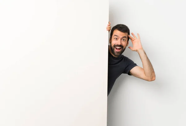 Jonge Knappe Man Met Baard Met Een Groot Leeg Bordje — Stockfoto