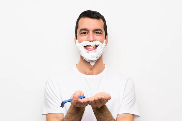 Homem Barbeando Sua Barba Sobre Fundo Branco Isolado Segurando Espaço — Fotografia de Stock