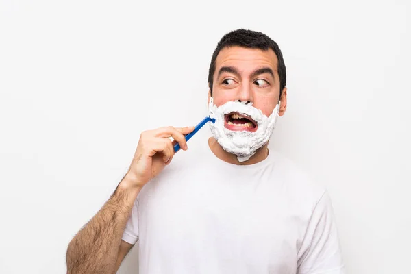 Homem Barbeando Sua Barba Sobre Fundo Branco Isolado — Fotografia de Stock