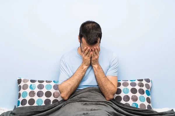 Homem Cama Com Expressão Cansada Doente — Fotografia de Stock