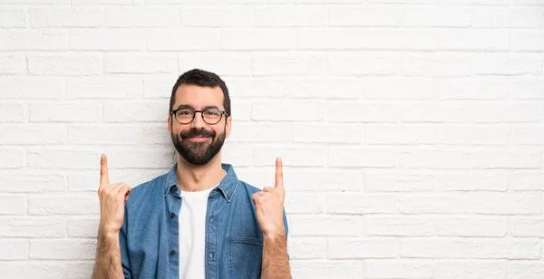 Bonito Homem Com Barba Sobre Parede Tijolo Branco Apontando Para — Fotografia de Stock